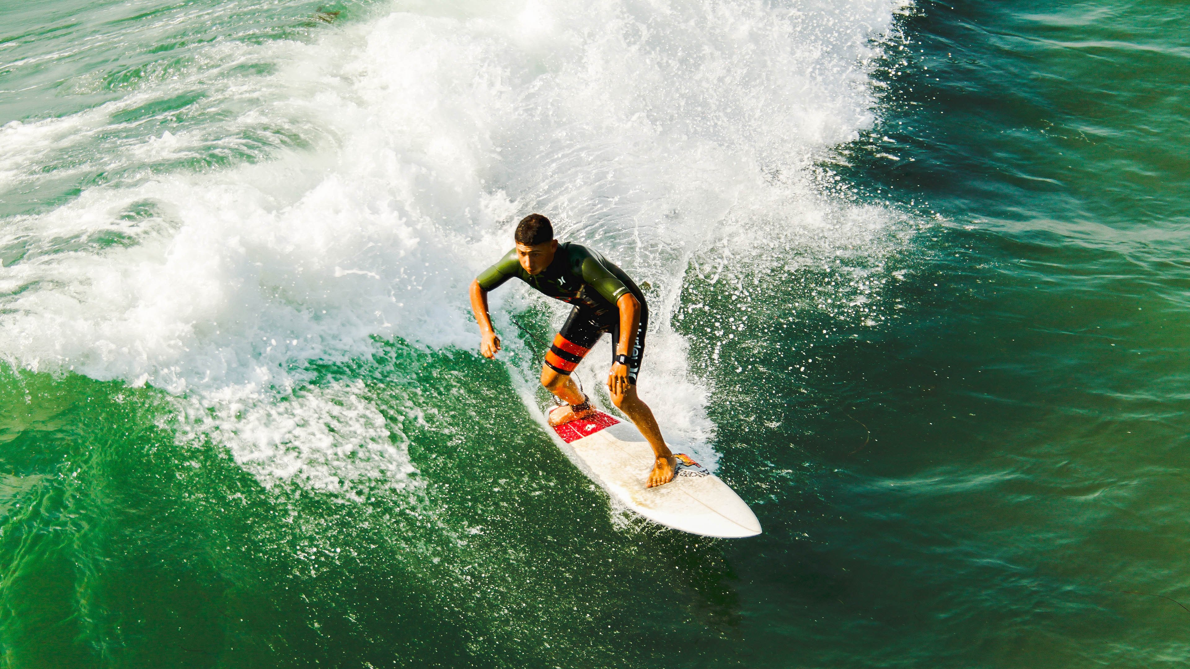 北欧风暴与东方利剑，瑞典足球碾压韩国，樊振东乒乓球台高光闪耀